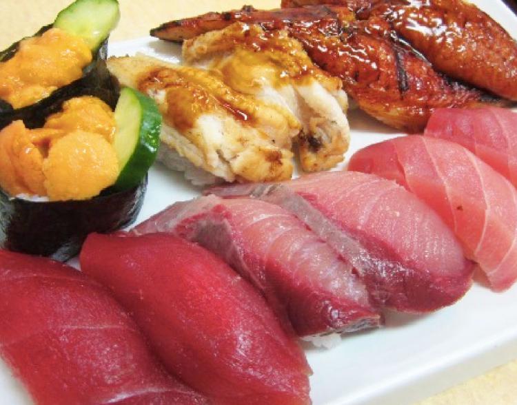 줄 서서라도 먹을 가치 있음! 참치, 장어등 신선한 제료와 저렴한 가격으로 인기인 오사카 텐마 초밥 맛집 